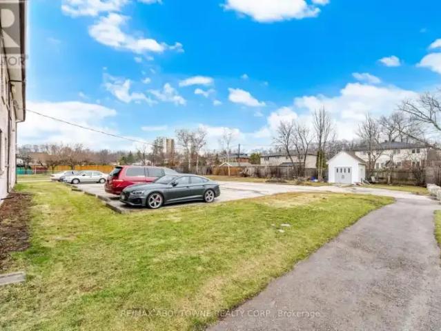 2 Bedroom Apartment Oakville ON 102085881