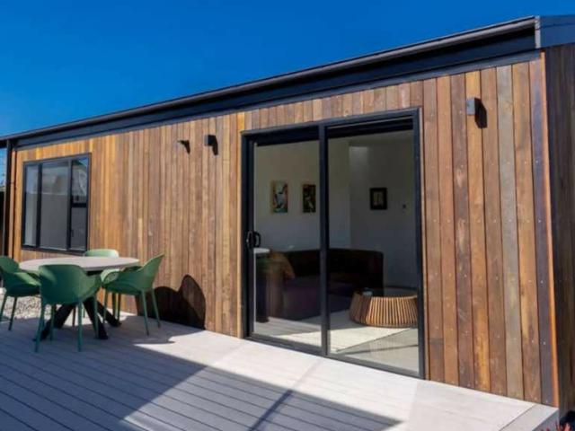 2 bedroom apartment, available now!