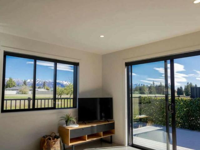 2 bedroom apartment, available now!