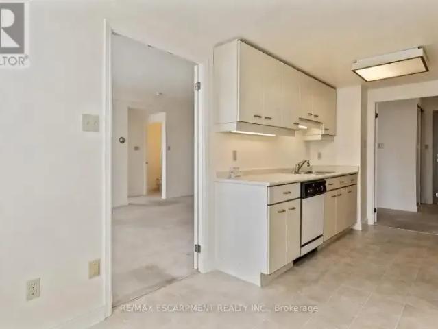 2 Bedroom Apartment Burlington ON 102272436