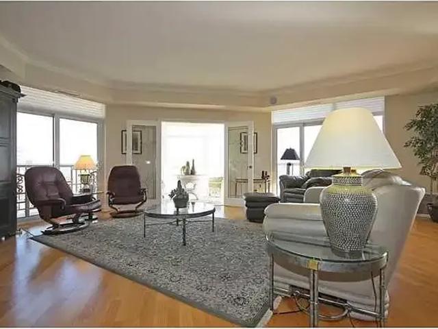 2 Bedroom Apartment Burlington ON 103879361