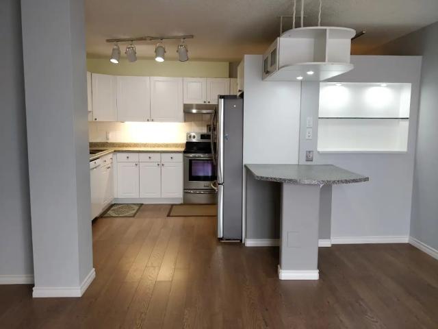 2 bedroom apartment close to many downtown amenities. Available Aug 1