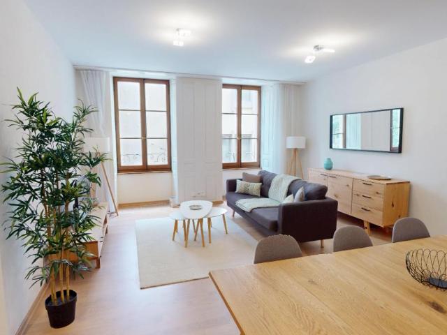 2 Bedroom Apartment Elegant & Central Lausanne Stunning Brick Features