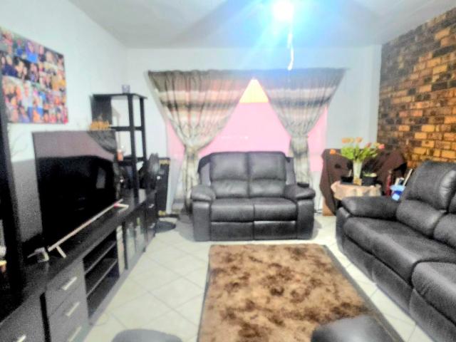 2 Bedroom Apartment / Flat For Sale in Alberton North