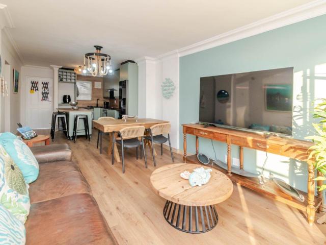 2 Bedroom Apartment / Flat For Sale in Bloubergstrand