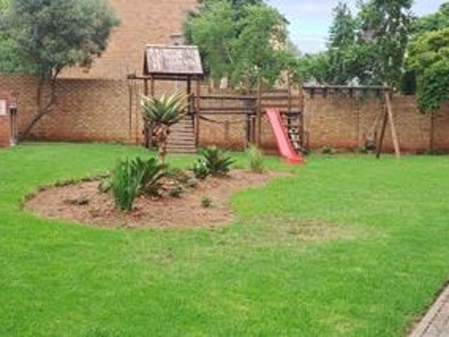 2 Bedroom Apartment / Flat For Sale in Die Hoewes