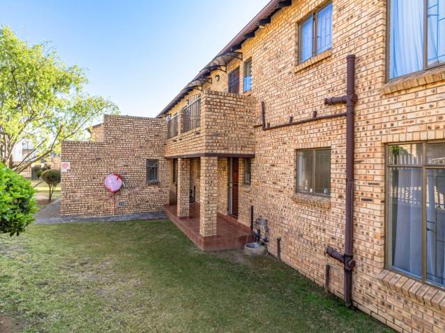 2 Bedroom Apartment / Flat For Sale in Honeydew Grove