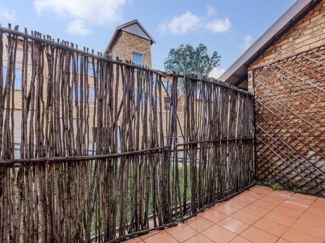 2 Bedroom Apartment / Flat For Sale in Helderkruin