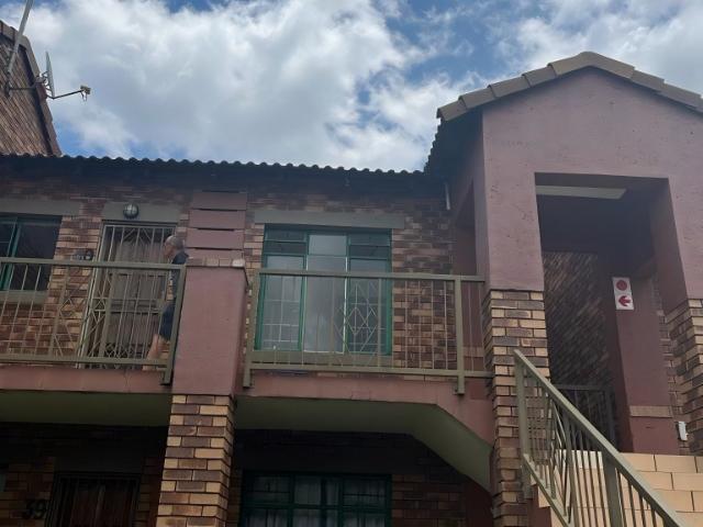 2 Bedroom Apartment / Flat For Sale in Mooikloof Ridge