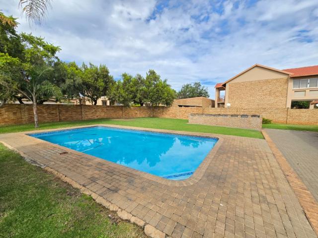 2 Bedroom Apartment / Flat For Sale in Rooihuiskraal