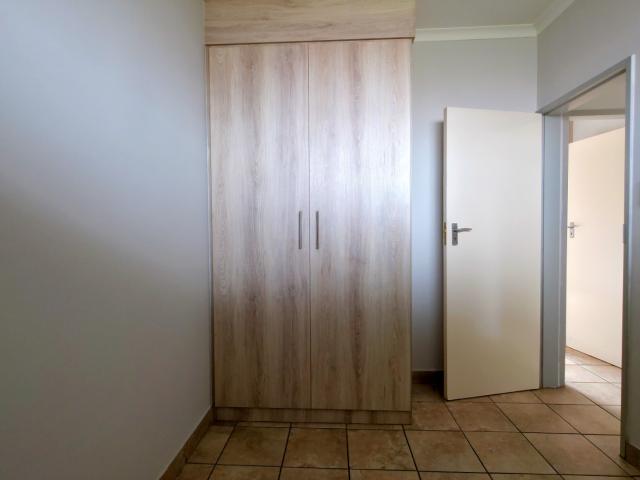 2 Bedroom Apartment / Flat For Sale in Rooihuiskraal North