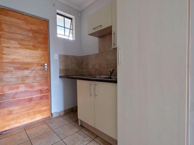 2 Bedroom Apartment / Flat For Sale in Rooihuiskraal North