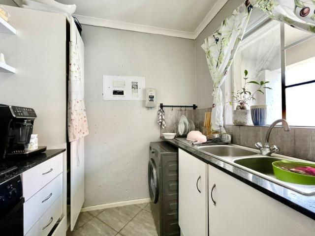 2 Bedroom Apartment / Flat To Rent in Van Der Hoff Park