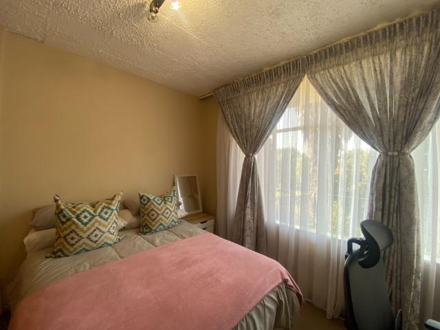 2 Bedroom Apartment / Flat To Rent in Waterkloof Glen
