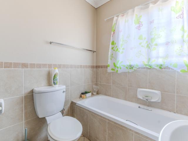 2 Bedroom Apartment / Flat To Rent in Mooikloof Ridge