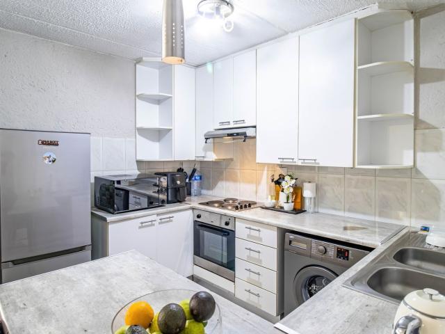 2 Bedroom Apartment / Flat To Rent in Paulshof