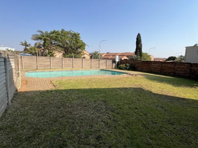 2 Bedroom Apartment / Flat To Rent in Pierre Van Ryneveld