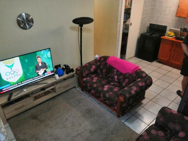 2 Bedroom Apartment / Flat To Rent in Rooihuiskraal