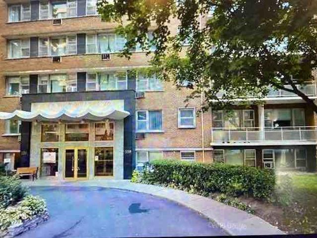 2 Bedroom Apartment for Rent at 250 Av Kensington, Westmount, QC H3Z 2G8