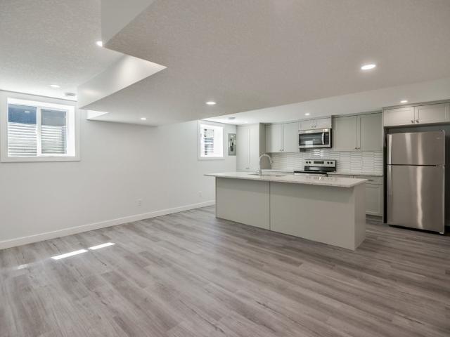2 Bedroom Apartment for Rent at 4 Trafford Pl Nw, Calgary, AB T2K 2V3 Thorncliffe
