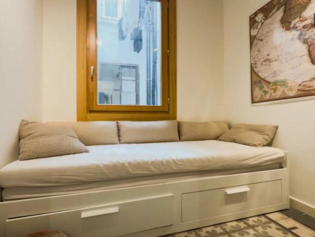 2 bedroom apartment for rent in el Gotic, only workers