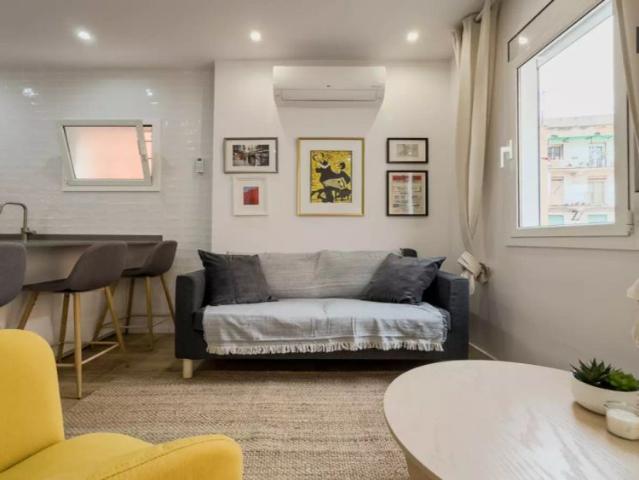 2 bedroom apartment for rent in El Raval, professionals only and suitable for couples or students