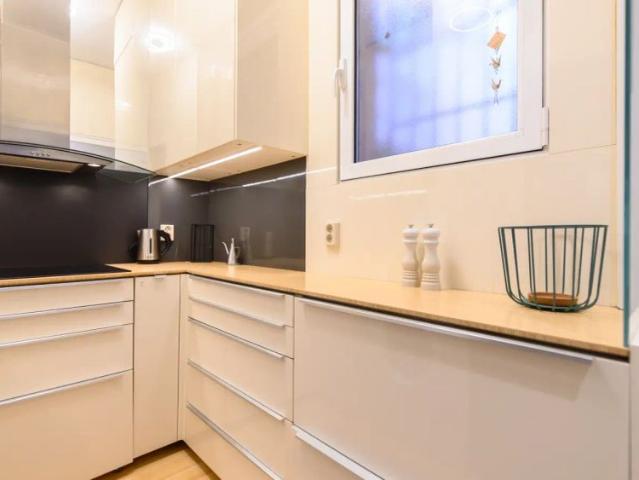 2 bedroom apartment for rent in Embajadores, all bills included