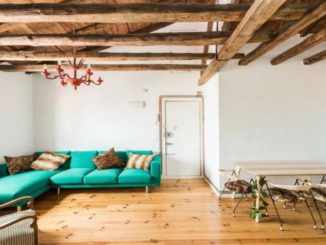 2 bedroom apartment for rent in Embajadores, all bills included