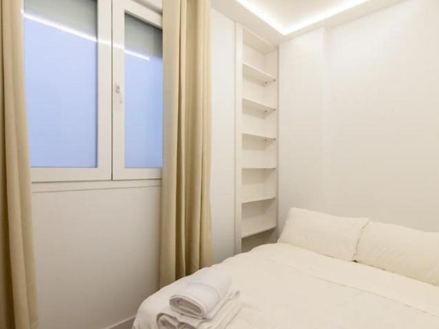 2 bedroom apartment for rent in Embajadores, bills included
