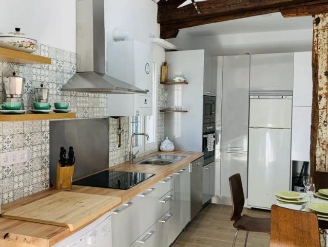 2 bedroom apartment for rent in Embajadores, bills included