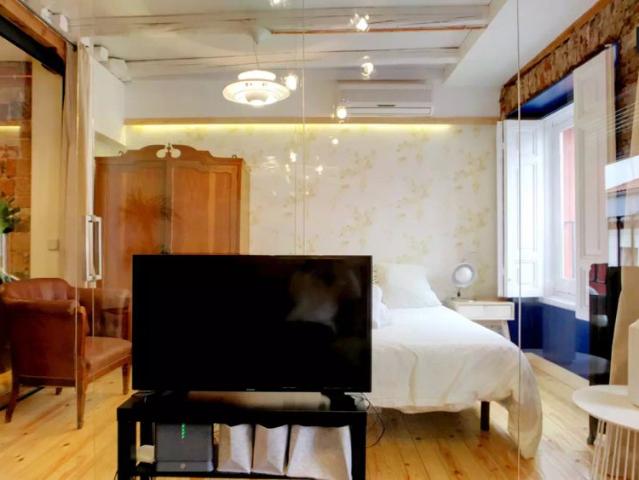 2 bedroom apartment for rent in Embajadores, bills included