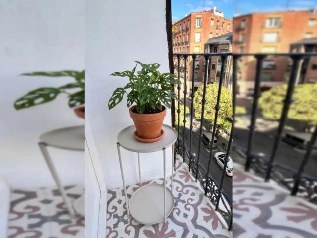 2 bedroom apartment for rent in Embajadores, bills included