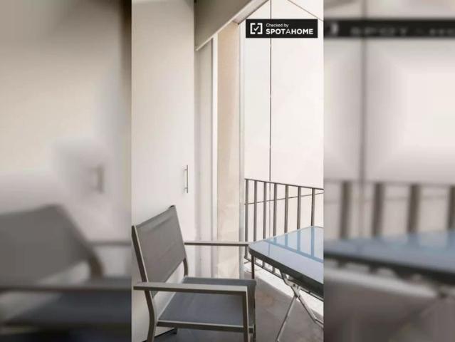 2 bedroom apartment for rent in Embajadores, pets allowed
