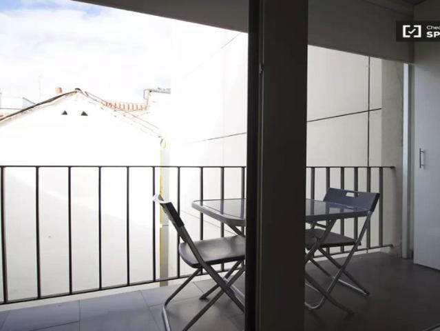 2 bedroom apartment for rent in Embajadores, smoking allowed