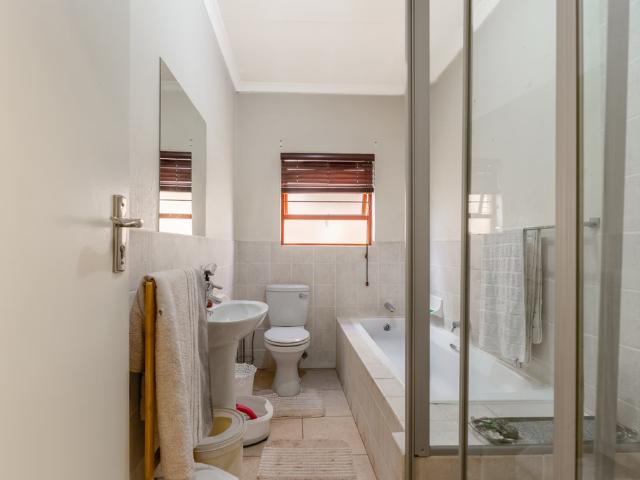 2 Bedroom Apartment For Sale in Maroeladal