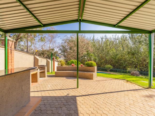2 Bedroom Apartment For Sale in Maroeladal