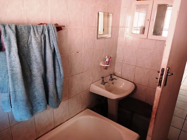 2 Bedroom apartment for sale in Croydon, Kempton Park