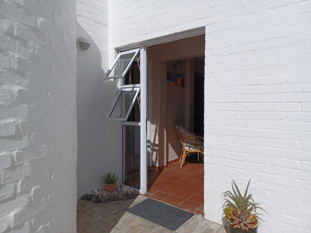 2 Bedroom Apartment For Sale in Dwarskersbos