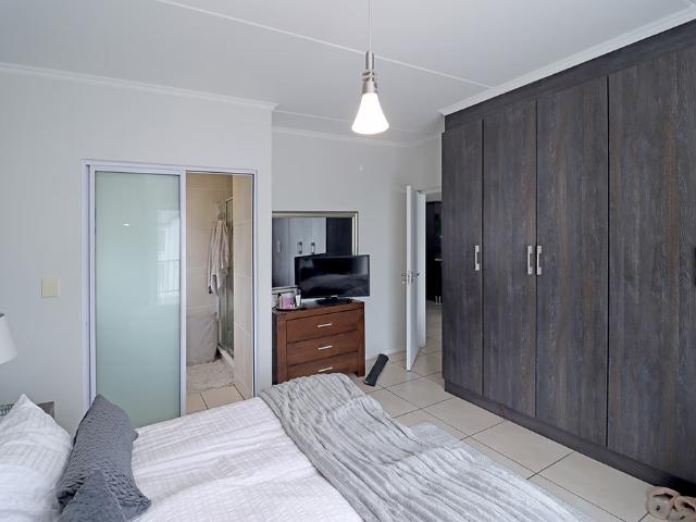 2 Bedroom Apartment For Sale in Greenstone Hill