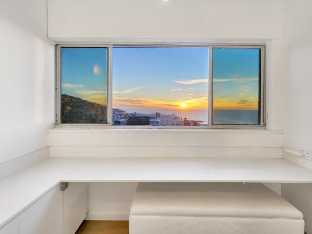 2 Bedroom Apartment For Sale in Sea Point