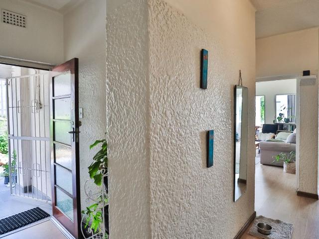 2 Bedroom Apartment For Sale in Vredehoek