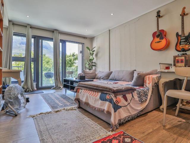 2 Bedroom Apartment For Sale in Vredehoek