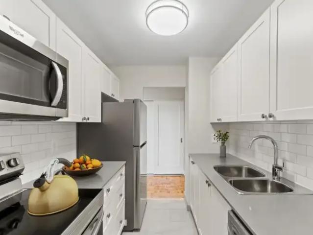 2 Bedroom Apartment Hamilton ON 102845336