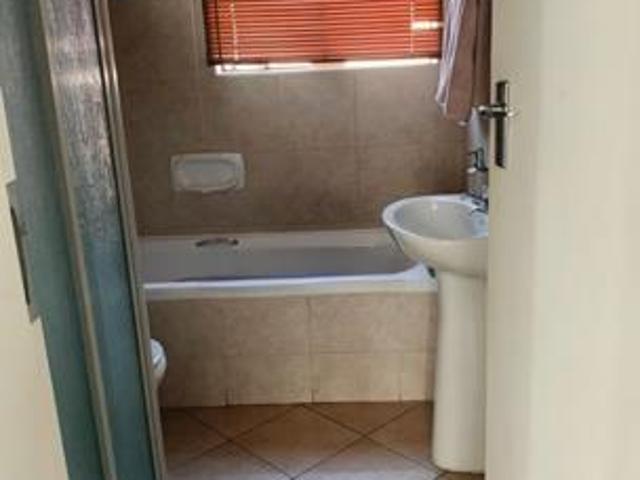 2 Bedroom Apartment in Mooikloof Ridge