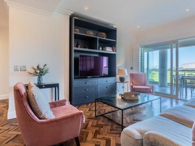2 Bedroom Apartment in Mouille Point