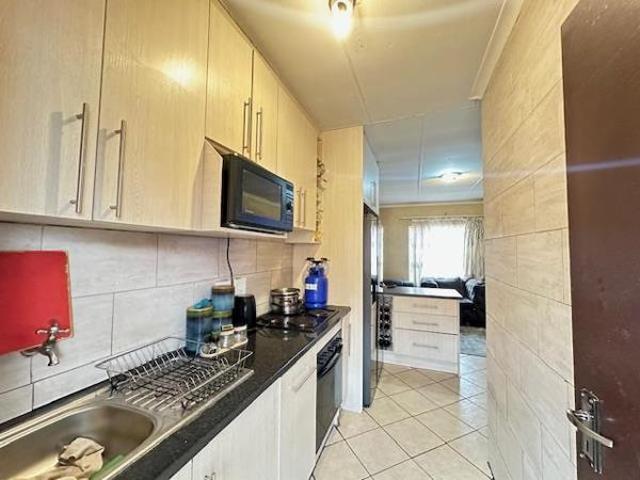 2 Bedroom Apartment in Olievenhoutbosch