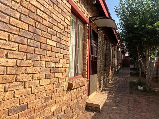 2 Bedroom Apartment in Olievenhoutbosch