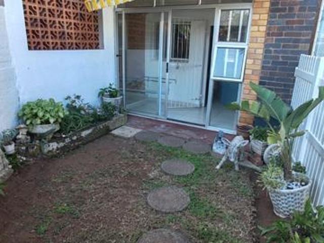 2 Bedroom Apartment in Amanzimtoti