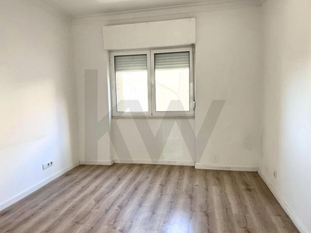 2 bedroom apartment in Benfica in a building with an elevator