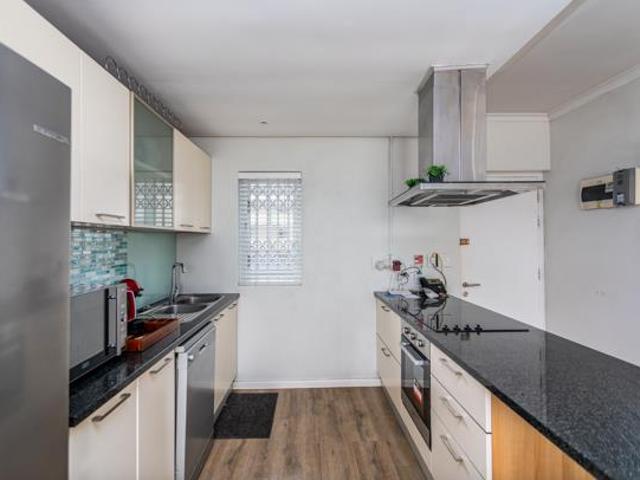 2 Bedroom Apartment in Bloubergstrand